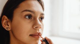 Seorang wanita dengan tampilan riasan natural yang menonjolkan kecantikan alaminya, menunjukkan bagaimana sentuhan minimalis dapat menghasilkan wajah segar dan memukau untuk aktivitas harian. Riasan ini menekankan kulit sehat dan fitur wajah yang terawat tanpa kesan berlebihan.