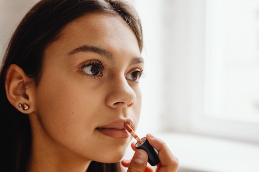 Seorang wanita dengan tampilan riasan natural yang menonjolkan kecantikan alaminya, menunjukkan bagaimana sentuhan minimalis dapat menghasilkan wajah segar dan memukau untuk aktivitas harian. Riasan ini menekankan kulit sehat dan fitur wajah yang terawat tanpa kesan berlebihan.
