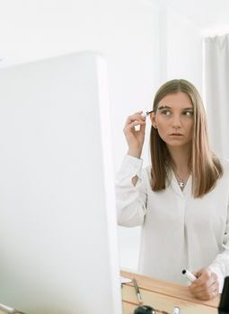 Rahasia Tampil Segar Sepanjang Hari: Makeup Natural untuk Wanita Aktif