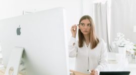 Seorang wanita tersenyum dengan riasan wajah natural yang menonjolkan kulit sehat bercahaya dan fitur wajah alaminya. Tampilan ini cocok untuk aktivitas sehari-hari, memberikan kesan segar dan percaya diri tanpa perlu banyak usaha.