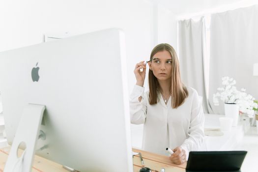 Seorang wanita tersenyum dengan riasan wajah natural yang menonjolkan kulit sehat bercahaya dan fitur wajah alaminya. Tampilan ini cocok untuk aktivitas sehari-hari, memberikan kesan segar dan percaya diri tanpa perlu banyak usaha.