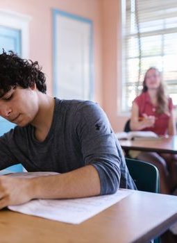 Taktik Mahasiswa Tangguh: Mengatasi Tekanan Kuliah Tanpa Kehilangan Arah