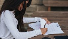 Seorang perempuan sedang menandai tanggal di kalender digitalnya, menunjukkan pentingnya melacak siklus haid sebagai bagian dari rutinitas menjaga kesehatan pribadi. Tindakan ini membantu memahami pola dan potensi perubahan dalam ritme alami tubuh.