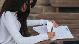 Seorang perempuan sedang menandai tanggal di kalender digitalnya, menunjukkan pentingnya melacak siklus haid sebagai bagian dari rutinitas menjaga kesehatan pribadi. Tindakan ini membantu memahami pola dan potensi perubahan dalam ritme alami tubuh.