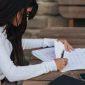 Seorang perempuan sedang menandai tanggal di kalender digitalnya, menunjukkan pentingnya melacak siklus haid sebagai bagian dari rutinitas menjaga kesehatan pribadi. Tindakan ini membantu memahami pola dan potensi perubahan dalam ritme alami tubuh.
