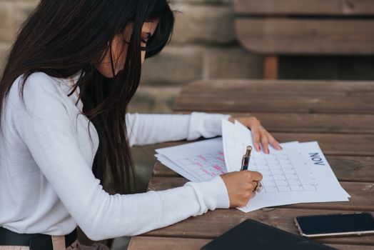 Seorang perempuan sedang menandai tanggal di kalender digitalnya, menunjukkan pentingnya melacak siklus haid sebagai bagian dari rutinitas menjaga kesehatan pribadi. Tindakan ini membantu memahami pola dan potensi perubahan dalam ritme alami tubuh.