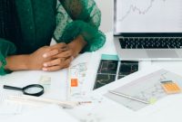 Seorang wanita tengah dengan percaya diri meninjau laporan keuangan digital, menunjukkan kemandirian dan kontrol atas perencanaan finansialnya. Gambar ini merepresentasikan kekuatan perempuan dalam mengelola aset demi masa depan yang lebih cerah.