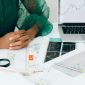 Seorang wanita tengah dengan percaya diri meninjau laporan keuangan digital, menunjukkan kemandirian dan kontrol atas perencanaan finansialnya. Gambar ini merepresentasikan kekuatan perempuan dalam mengelola aset demi masa depan yang lebih cerah.
