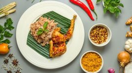 Sebuah piring berisi makanan seimbang dengan nasi merah, ikan bakar, tumis sayuran hijau, dan irisan buah segar yang melambangkan pilihan nutrisi optimal. Komposisi ini menunjukkan bagaimana hidangan khas Indonesia dapat diadaptasi untuk memenuhi kebutuhan gizi harian.