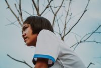 Seorang remaja terlihat termenung, mungkin sedang bergulat dengan pikirannya sendiri, menggambarkan kompleksitas tantangan kesehatan mental yang kerap dialami pada usia ini. Kehadiran orang dewasa yang suportif sangat dibutuhkan untuk mendampingi mereka melewati masa-masa sulit.