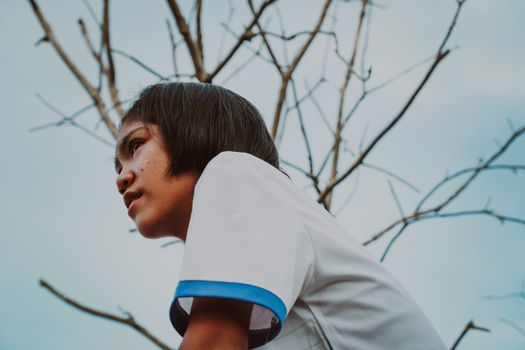 Seorang remaja terlihat termenung, mungkin sedang bergulat dengan pikirannya sendiri, menggambarkan kompleksitas tantangan kesehatan mental yang kerap dialami pada usia ini. Kehadiran orang dewasa yang suportif sangat dibutuhkan untuk mendampingi mereka melewati masa-masa sulit.