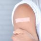 Seorang remaja perempuan sedang menerima suntikan vaksin HPV dari tenaga kesehatan, sebuah langkah penting dalam melindungi dirinya dari risiko kanker serviks di masa depan. Proses vaksinasi ini merupakan bagian dari upaya global untuk meningkatkan kesehatan masyarakat melalui pencegahan penyakit.