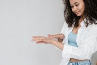 Seorang wanita dengan kulit wajah bersih dan glowing yang terpancar secara alami, menunjukkan hasil perawatan kulit konsisten serta gaya hidup sehat. Kilau sehat pada kulit merefleksikan hidrasi optimal dan regenerasi sel yang baik.