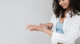Seorang wanita dengan kulit wajah bersih dan glowing yang terpancar secara alami, menunjukkan hasil perawatan kulit konsisten serta gaya hidup sehat. Kilau sehat pada kulit merefleksikan hidrasi optimal dan regenerasi sel yang baik.