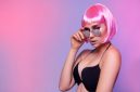 Seorang wanita menunjukkan gaya rambut bob asimetris yang dipadukan dengan pewarnaan rambut biru elektrik, merefleksikan tren eksplorasi gaya dan warna rambut yang diprediksi akan populer pada tahun 2026.