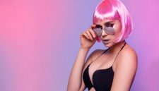 Seorang wanita menunjukkan gaya rambut bob asimetris yang dipadukan dengan pewarnaan rambut biru elektrik, merefleksikan tren eksplorasi gaya dan warna rambut yang diprediksi akan populer pada tahun 2026.