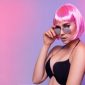 Seorang wanita menunjukkan gaya rambut bob asimetris yang dipadukan dengan pewarnaan rambut biru elektrik, merefleksikan tren eksplorasi gaya dan warna rambut yang diprediksi akan populer pada tahun 2026.
