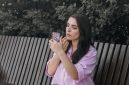Seorang perempuan dengan senyum alami menunjukkan riasan wajah yang ringan dan segar, menonjolkan kecantikan naturalnya untuk aktivitas harian. Tampilan ini menekankan bagaimana *makeup* bisa meningkatkan fitur wajah tanpa perlu aplikasi yang tebal atau berlebihan.