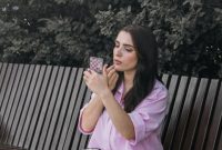 Seorang perempuan dengan senyum alami menunjukkan riasan wajah yang ringan dan segar, menonjolkan kecantikan naturalnya untuk aktivitas harian. Tampilan ini menekankan bagaimana *makeup* bisa meningkatkan fitur wajah tanpa perlu aplikasi yang tebal atau berlebihan.