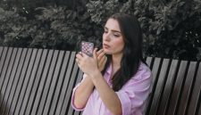 Seorang perempuan dengan senyum alami menunjukkan riasan wajah yang ringan dan segar, menonjolkan kecantikan naturalnya untuk aktivitas harian. Tampilan ini menekankan bagaimana *makeup* bisa meningkatkan fitur wajah tanpa perlu aplikasi yang tebal atau berlebihan.