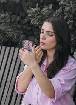 Pesona Alami: Merawat Diri dengan Riasan Tipis Anti Ribet Sehari-hari