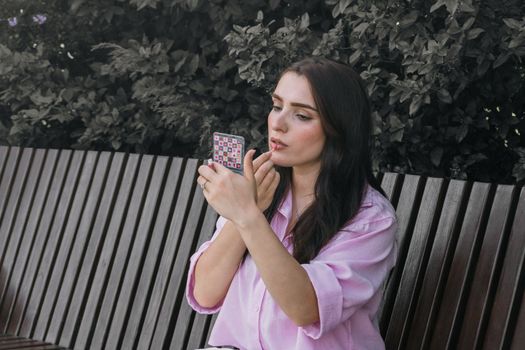 Seorang perempuan dengan senyum alami menunjukkan riasan wajah yang ringan dan segar, menonjolkan kecantikan naturalnya untuk aktivitas harian. Tampilan ini menekankan bagaimana *makeup* bisa meningkatkan fitur wajah tanpa perlu aplikasi yang tebal atau berlebihan.
