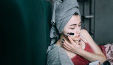 Seorang remaja perempuan sedang mengaplikasikan pembersih wajah yang lembut, menunjukkan pentingnya langkah awal dalam rutinitas perawatan kulit yang aman dan efektif. Pemilihan produk yang tepat menjadi kunci utama untuk menjaga kesehatan kulit muda dari iritasi.