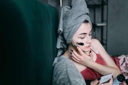 Seorang remaja perempuan sedang mengaplikasikan pembersih wajah yang lembut, menunjukkan pentingnya langkah awal dalam rutinitas perawatan kulit yang aman dan efektif. Pemilihan produk yang tepat menjadi kunci utama untuk menjaga kesehatan kulit muda dari iritasi.
