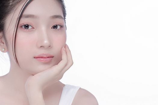 Seorang perempuan dengan kulit bercahaya alami di bawah sinar matahari pagi, menunjukkan hasil perawatan kulit yang konsisten dan gaya hidup sehat. Wajahnya memancarkan keindahan murni tanpa riasan berlebihan, memperlihatkan tekstur kulit yang halus dan merata.