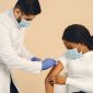Seorang dokter sedang memberikan penjelasan mengenai pentingnya vaksinasi HPV kepada seorang remaja putri, menekankan bahwa imunisasi ini adalah investasi kesehatan jangka panjang yang krusial.