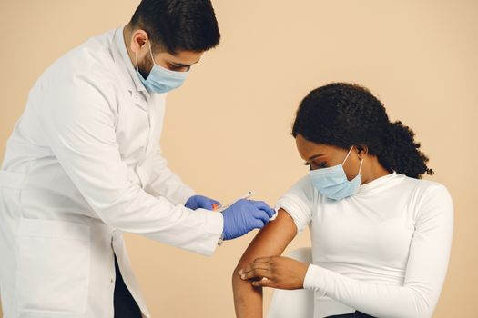 Seorang dokter sedang memberikan penjelasan mengenai pentingnya vaksinasi HPV kepada seorang remaja putri, menekankan bahwa imunisasi ini adalah investasi kesehatan jangka panjang yang krusial.