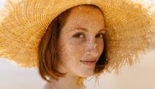 Seorang perempuan muda dengan kulit sehat dan bercahaya alami terpancar di bawah pencahayaan natural yang lembut, menggambarkan hasil dari perawatan kulit yang konsisten dan gaya hidup seimbang. Kulit glowing seperti ini adalah impian banyak orang, bukan hanya sekadar tren sesaat.