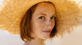 Seorang perempuan muda dengan kulit sehat dan bercahaya alami terpancar di bawah pencahayaan natural yang lembut, menggambarkan hasil dari perawatan kulit yang konsisten dan gaya hidup seimbang. Kulit glowing seperti ini adalah impian banyak orang, bukan hanya sekadar tren sesaat.