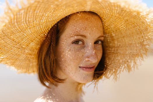 Seorang perempuan muda dengan kulit sehat dan bercahaya alami terpancar di bawah pencahayaan natural yang lembut, menggambarkan hasil dari perawatan kulit yang konsisten dan gaya hidup seimbang. Kulit glowing seperti ini adalah impian banyak orang, bukan hanya sekadar tren sesaat.