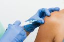 Seorang dokter sedang memberikan penjelasan mengenai pentingnya vaksin HPV kepada seorang perempuan muda, menekankan peran vitalnya dalam pencegahan kanker serviks. Ilustrasi ini menggambarkan momen edukasi kesehatan yang krusial untuk melindungi masa depan perempuan dari penyakit mematikan.
