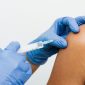 Seorang dokter sedang memberikan penjelasan mengenai pentingnya vaksin HPV kepada seorang perempuan muda, menekankan peran vitalnya dalam pencegahan kanker serviks. Ilustrasi ini menggambarkan momen edukasi kesehatan yang krusial untuk melindungi masa depan perempuan dari penyakit mematikan.