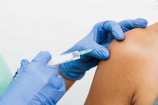 Seorang dokter sedang memberikan penjelasan mengenai pentingnya vaksin HPV kepada seorang perempuan muda, menekankan peran vitalnya dalam pencegahan kanker serviks. Ilustrasi ini menggambarkan momen edukasi kesehatan yang krusial untuk melindungi masa depan perempuan dari penyakit mematikan.