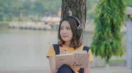 Seorang wanita menikmati secangkir kopi hangat di balkon rumahnya pada pagi hari yang tenang, mencerminkan salah satu ide me time sederhana untuk memulai hari dengan penuh ketenangan. Momen pribadi ini memberikan kesempatan berharga untuk merenung dan mengisi ulang energi sebelum beraktivitas.