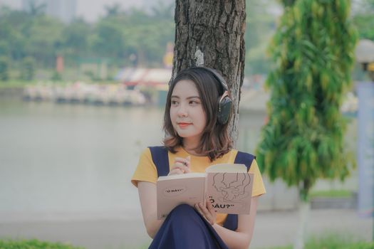 Seorang wanita menikmati secangkir kopi hangat di balkon rumahnya pada pagi hari yang tenang, mencerminkan salah satu ide me time sederhana untuk memulai hari dengan penuh ketenangan. Momen pribadi ini memberikan kesempatan berharga untuk merenung dan mengisi ulang energi sebelum beraktivitas.