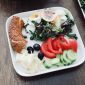 Sebuah piring berisi makanan seimbang dengan beragam warna menunjukkan kombinasi nasi merah, protein ikan panggang, dan sayuran segar, menggambarkan pilihan menu sehat yang menggugah selera.