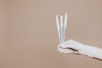 Seorang dokter sedang memberikan vaksin HPV kepada seorang anak, menunjukkan pentingnya imunisasi dini untuk mencegah berbagai jenis kanker. Momen ini merepresentasikan upaya kolektif dalam melindungi generasi muda dari ancaman penyakit mematikan tersebut.