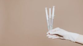 Seorang dokter sedang memberikan vaksin HPV kepada seorang anak, menunjukkan pentingnya imunisasi dini untuk mencegah berbagai jenis kanker. Momen ini merepresentasikan upaya kolektif dalam melindungi generasi muda dari ancaman penyakit mematikan tersebut.