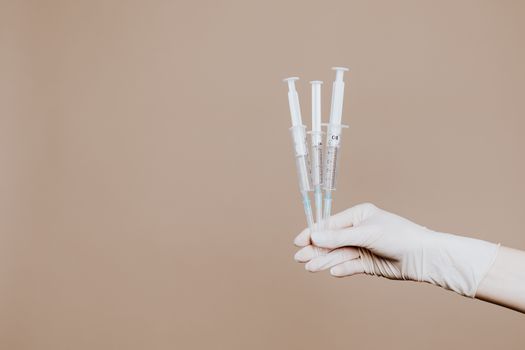 Seorang dokter sedang memberikan vaksin HPV kepada seorang anak, menunjukkan pentingnya imunisasi dini untuk mencegah berbagai jenis kanker. Momen ini merepresentasikan upaya kolektif dalam melindungi generasi muda dari ancaman penyakit mematikan tersebut.