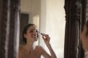 Seorang perempuan dengan riasan wajah natural yang menonjolkan kecantikan alaminya, menunjukkan bagaimana makeup dapat meningkatkan kepercayaan diri tanpa mengubah fitur wajah secara drastis. Tampilan ini cocok untuk aktivitas harian yang padat, memberikan kesan segar dan profesional.
