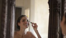 Seorang perempuan dengan riasan wajah natural yang menonjolkan kecantikan alaminya, menunjukkan bagaimana makeup dapat meningkatkan kepercayaan diri tanpa mengubah fitur wajah secara drastis. Tampilan ini cocok untuk aktivitas harian yang padat, memberikan kesan segar dan profesional.