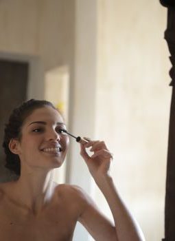 Pesona Alami: Rahasia Makeup Natural Tahan Lama untuk Aktivitas Harian