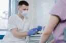 Seorang dokter sedang memberikan vaksin HPV kepada seorang anak perempuan, simbol nyata dari upaya perlindungan kesehatan generasi muda Indonesia dari ancaman kanker serviks. Tindakan preventif ini merupakan investasi krusial untuk masa depan yang lebih sehat dan bebas penyakit.