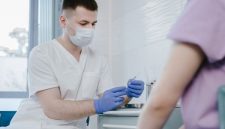 Seorang dokter sedang memberikan vaksin HPV kepada seorang anak perempuan, simbol nyata dari upaya perlindungan kesehatan generasi muda Indonesia dari ancaman kanker serviks. Tindakan preventif ini merupakan investasi krusial untuk masa depan yang lebih sehat dan bebas penyakit.