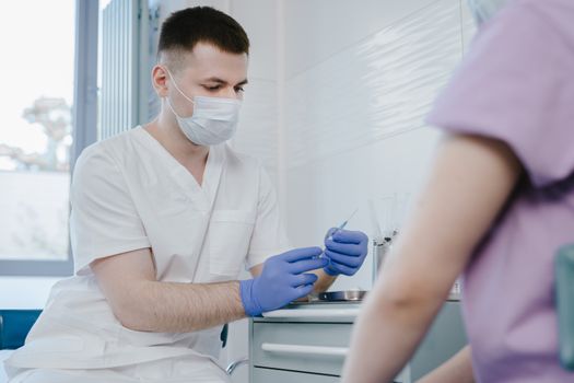 Seorang dokter sedang memberikan vaksin HPV kepada seorang anak perempuan, simbol nyata dari upaya perlindungan kesehatan generasi muda Indonesia dari ancaman kanker serviks. Tindakan preventif ini merupakan investasi krusial untuk masa depan yang lebih sehat dan bebas penyakit.
