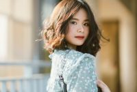 Seorang wanita menunjukkan potongan rambut shaggy modern dengan sentuhan warna pastel yang memberikan kesan segar dan bervolume alami, mencerminkan salah satu tren gaya rambut terpanas tahun 2026.